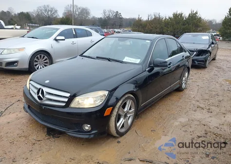 2010 Mercedes-Benz C 300 Luxury 4Matic/Sport 4Matic z USA, uszkodzony, nr VIN WDDGF8BB1AR131144